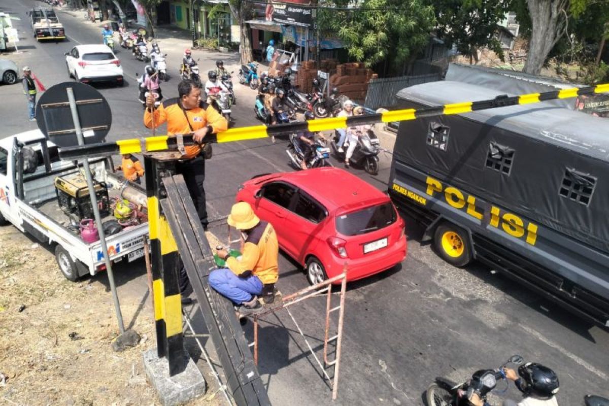 Daop 7 Madiun Ingatkan Pengemudi Patuhi Batas Ketinggian di 36 Portal Bawah Rel, Usai Elf Tabrak Pembatas di Nganjuk