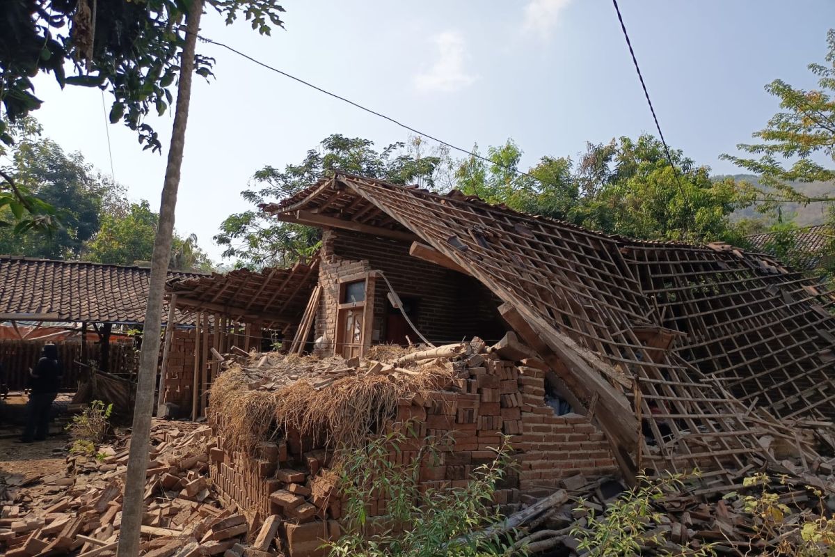 Rumah Janda di Ponorogo Roboh Saat Cuaca Cerah, Nyaris Rata dengan Tanah dan Berhasil Selamat