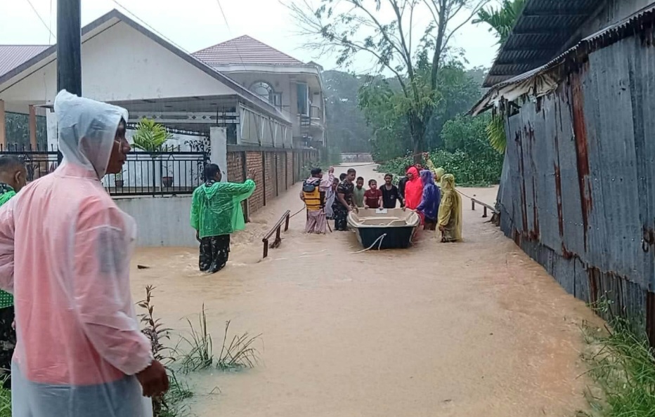 Banjir Rendam Tiga Kecamatan di Kota Padang, BPBD Terjunkan Perahu Karet Evakuasi Warga