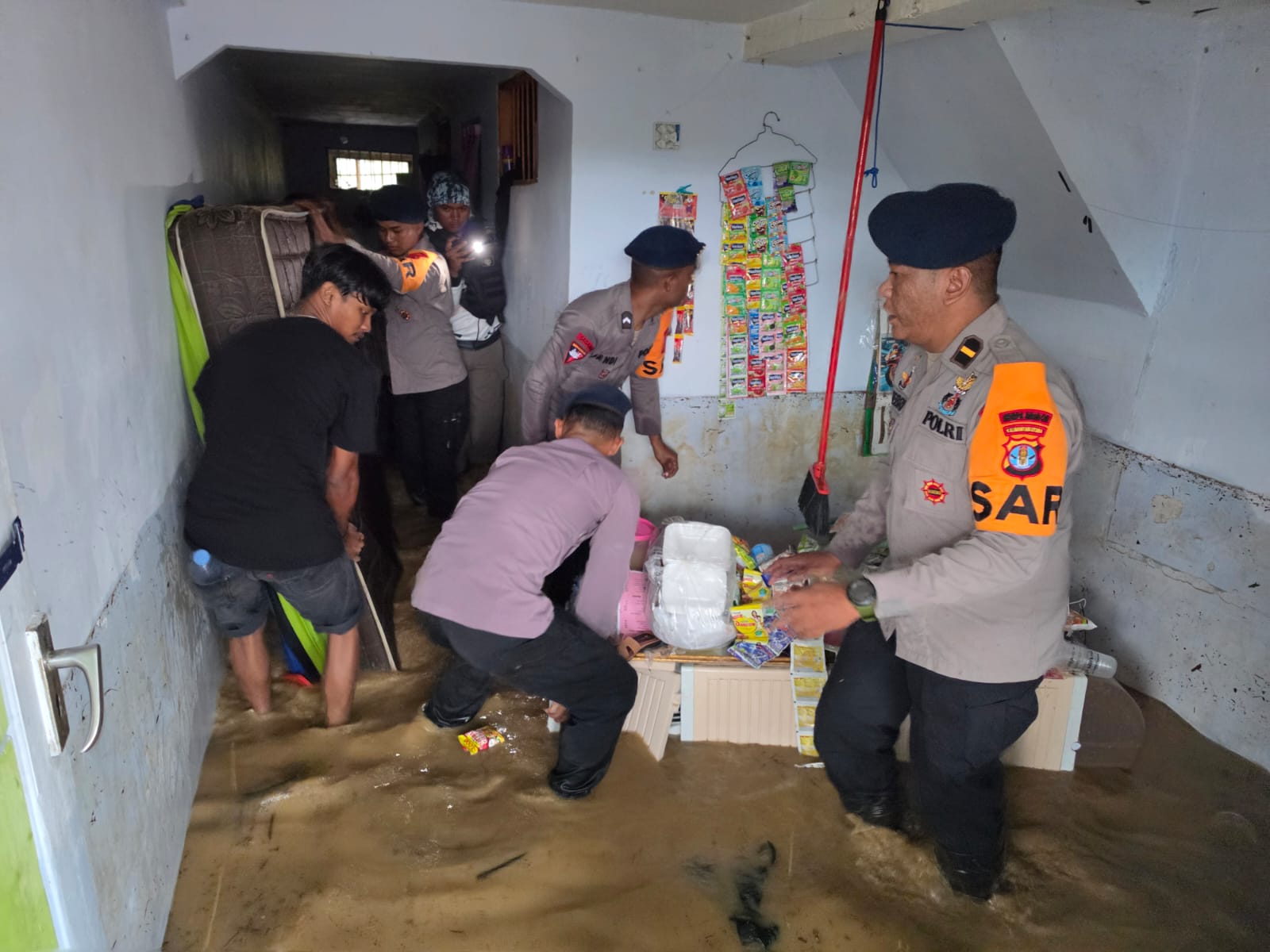 Banjir Rendam Sejumlah Wilayah di Nunukan, Personel Brimob Kaltara Evakuasi Warga hingga Ketinggian Air 150 Sentimeter