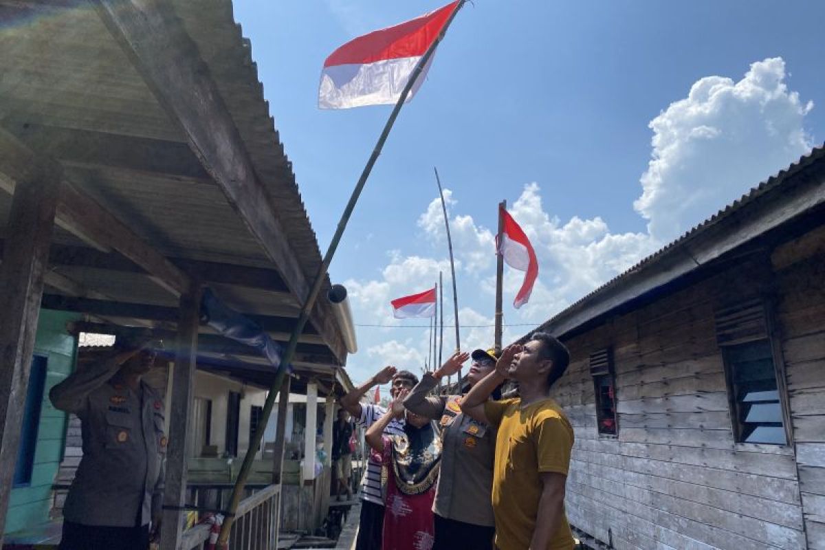 Polda Kepri Bagikan 100 Lebih Bendera Merah Putih ke Suku Laut di 3 Pulau Perbatasan Batam