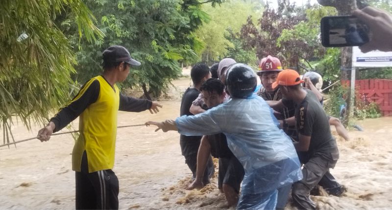 Banjir Rendam Tiga Kecamatan di Kota Padang, Camat Kuranji Minta Warga Pinggir Sungai Segera Mengungsi