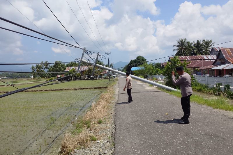 PLN Kerahkan Mobil Crane Perbaiki 11 Tiang Listrik Roboh di Parimo Akibat Banjir, Akses Jalan Sempat Tertutup
