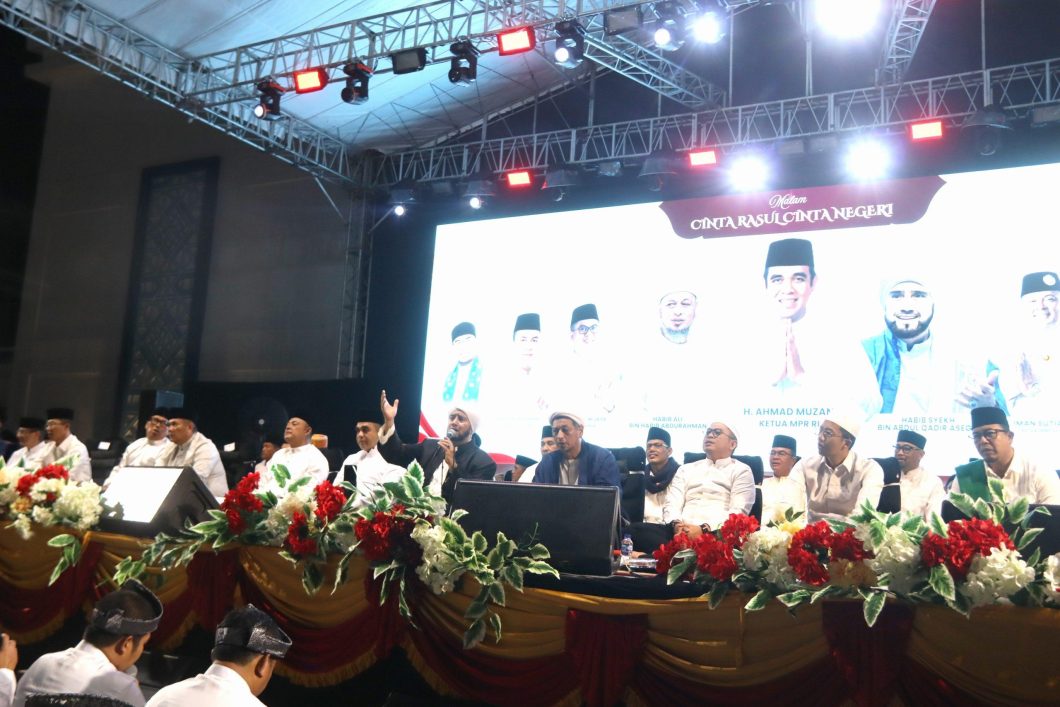 15 Ribu Jamaah Padati Kepri Bersholawat 3 di Batam, Habib Syeikh Pimpin Salawat Nariyah