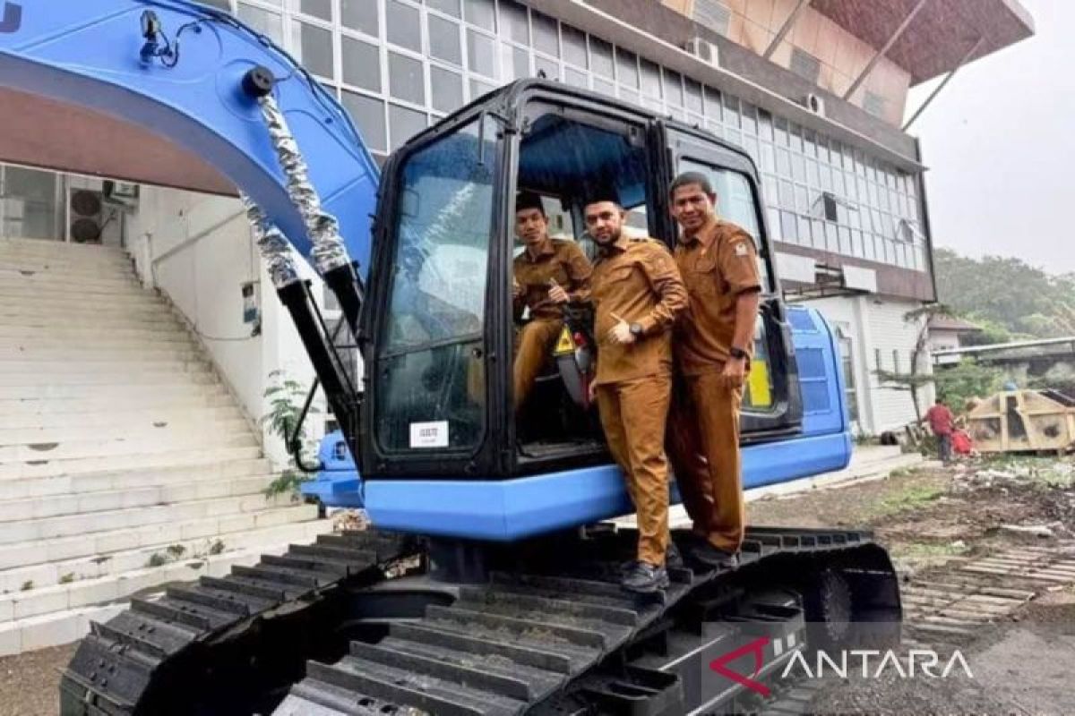 Bupati Aceh Barat Terjunkan Ekskavator Bantuan KKP untuk Keruk Tambak Nelayan di Meureubo yang Tertimbun Lumpur