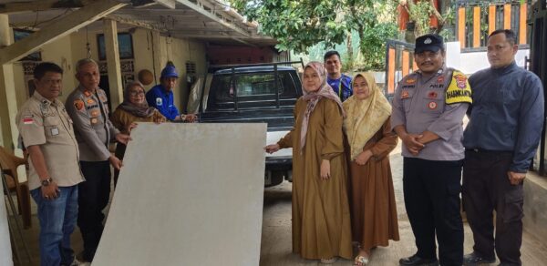 Kapolsek Gunungkencana Tinjau PAUD Rusak di Lebak, 10 Lembar Plafon Disalurkan untuk Perbaikan Ruang Belajar