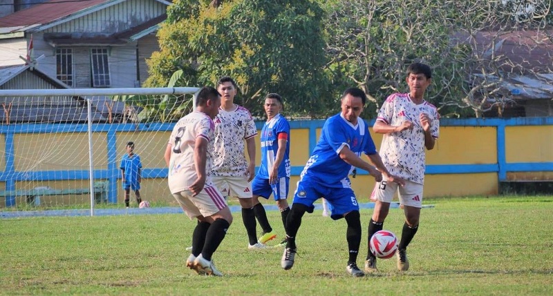 16 Tim OPD Bertanding di Turnamen Sepak Bola Piala Bupati Tanjab Barat, Bupati Anwar Sadat Tekankan Sportivitas