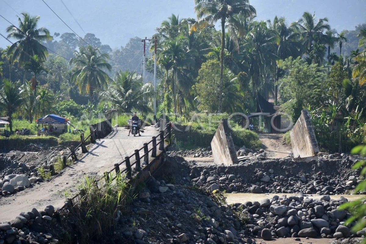 Normalisasi Sungai di Padang Pariaman Usai Bencana, Jembatan Rusak Disulap Jadi Akses Penyeberangan Sementara Warga