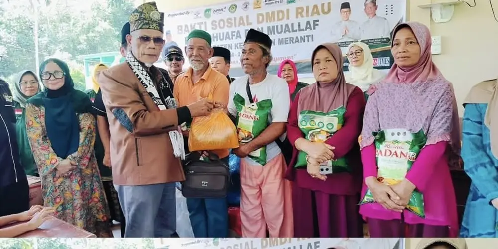 DMDI Riau dan Delegasi Melaka Santuni 100 Warga Suku Akit di Pedalaman Kepulauan Meranti, Bantuan Diangkut Kaki 12 Kilometer