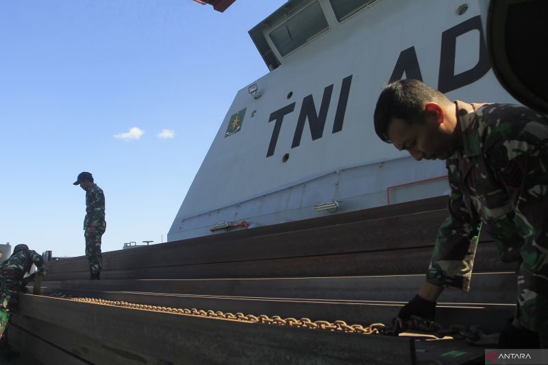 TNI AD Kirim Material dan Alat Berat ke Amfoang, Target 4 Jembatan Rampung Awal Desember