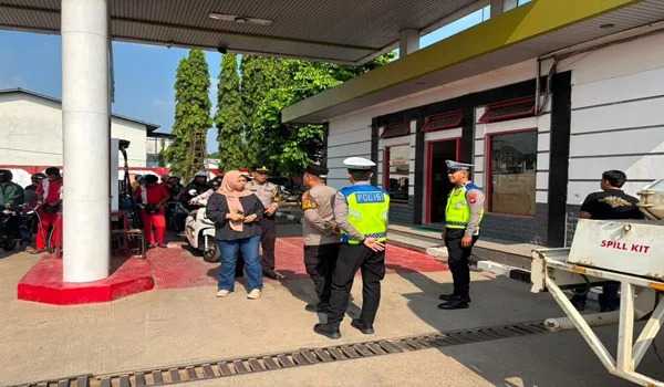 Polres Sekadau Perketat Patroli ke SPBU di Jalan Merdeka, Pastikan Distribusi BBM Aman dan Antrean Tertib