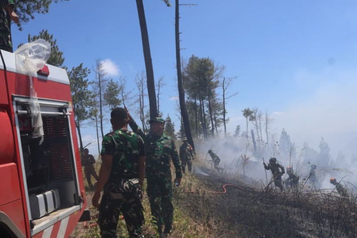 Kebakaran Hutan Gunung Soputan Meluas, Pangdam XIII/Merdeka Kerahkan Prajurit TNI AD ke Minahasa Tenggara