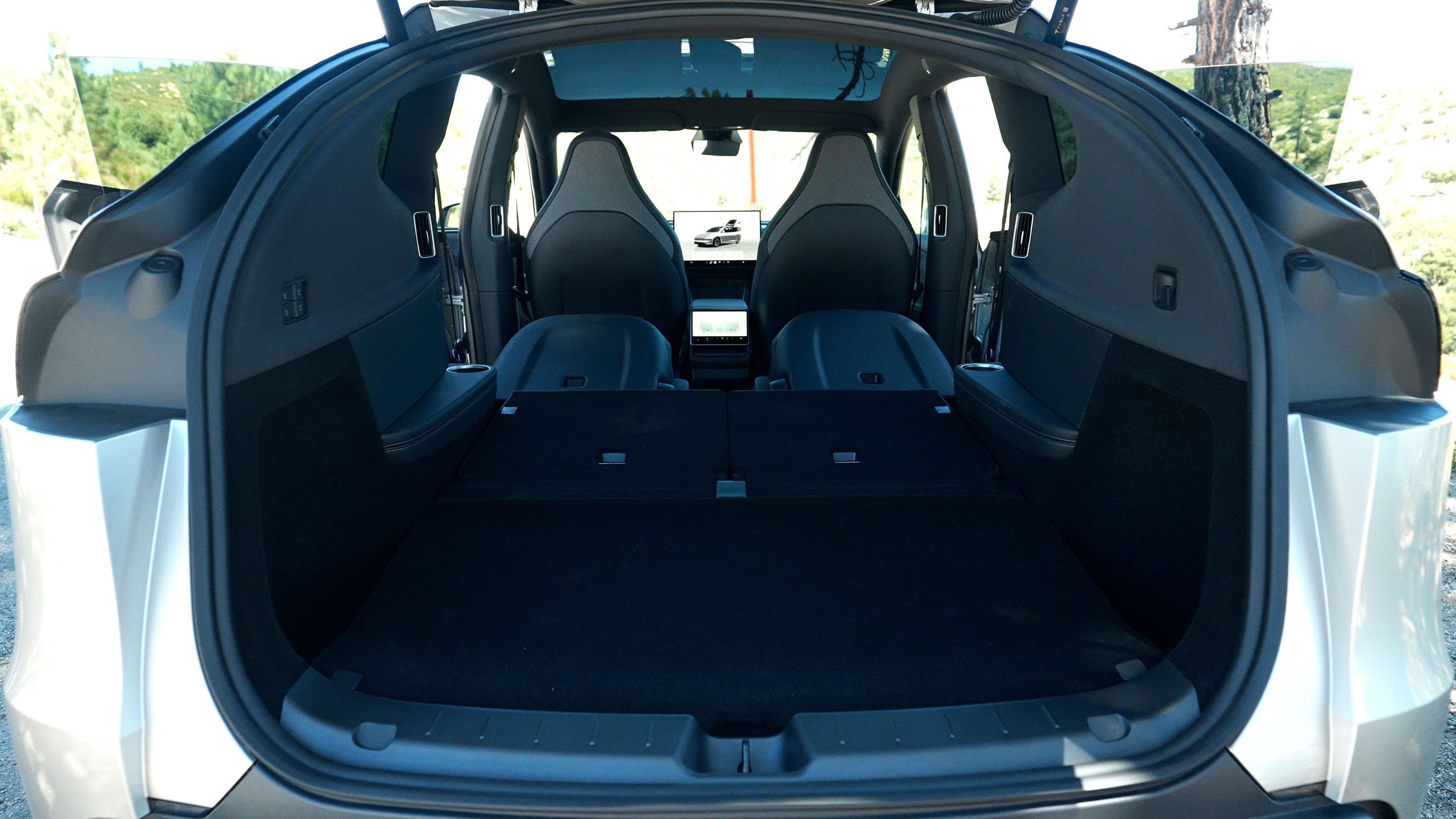 Melihat Detail Kabin Tesla Model Y L 2027: Dari Bahan Jok hingga Layar Tengah