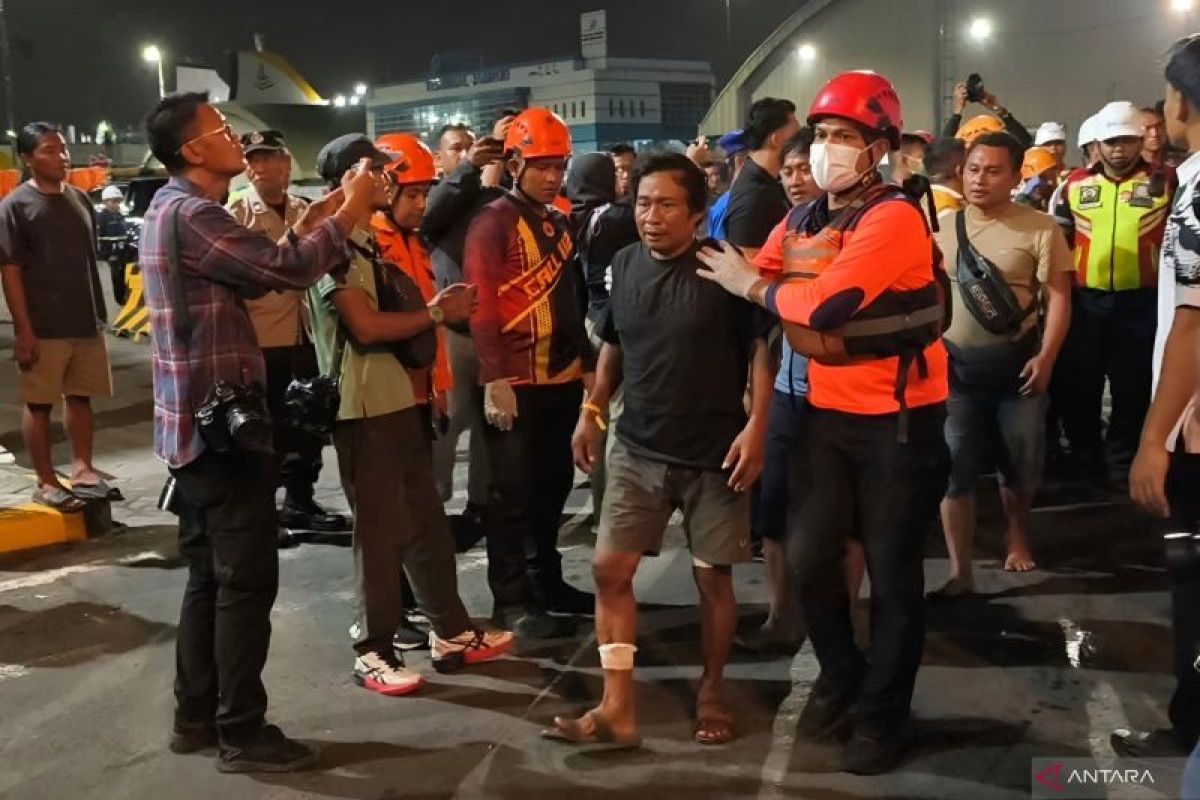 111 Penyintas Kapal Terbakar KMP Mutiara Sentosa II Tiba di Tanjung Perak, Dua Jenazah Dievakuasi ke RS Bhayangkara