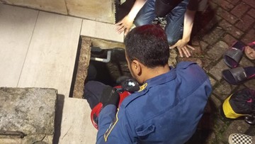Damkar Bogor Evakuasi Pria Terjebak di Gorong-gorong Sempit, Butuh Waktu Berjam-jam