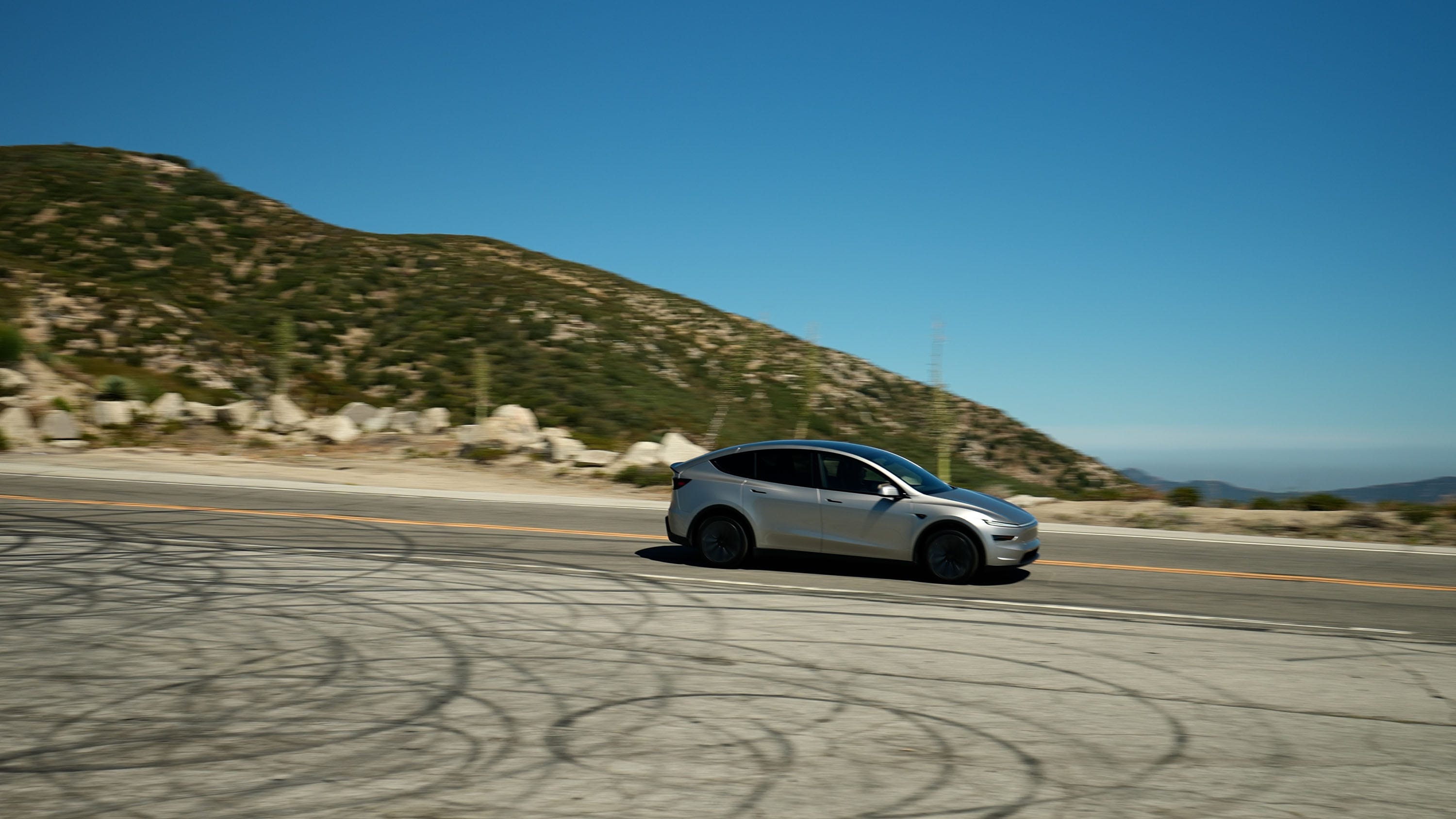 First Drive Tesla Model Y L: SUV Tiga Baris yang Terasa Seperti Station Wagon