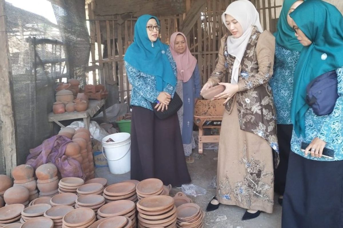 Dekranasda Probolinggo Dorong Regenerasi Perajin Gerabah Desa Alaskandang, Sebut Potensi Pasarnya Tembus Luar Jawa