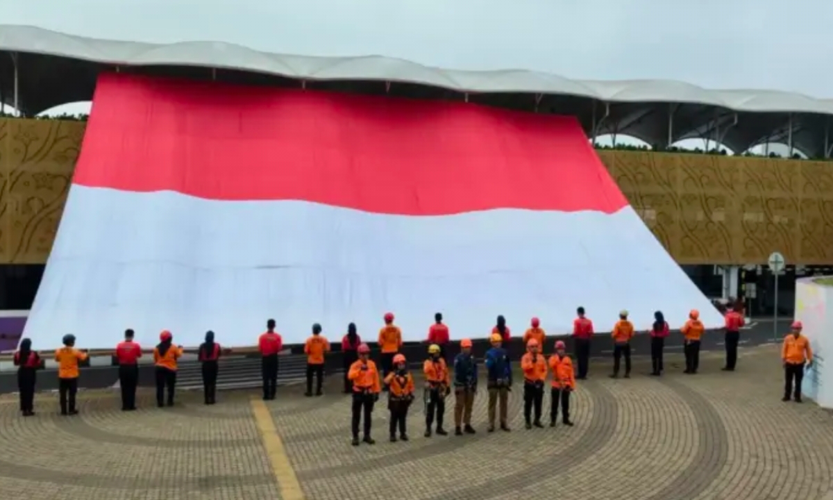 Ciamis Bentangkan Bendera Merah Putih Raksasa 12 x 18 Meter di Alun-Alun, Ajak Warga Kibarkan Sepanjang Agustus
