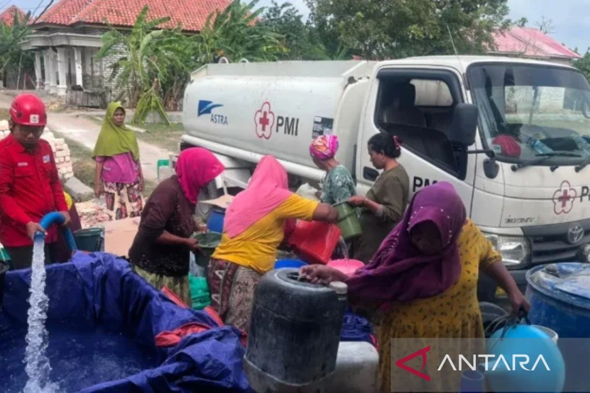 PMI Pamekasan Kirim Bantuan Air Bersih ke 4 Dusun, Jangkau 111 KK Terdampak Kekeringan
