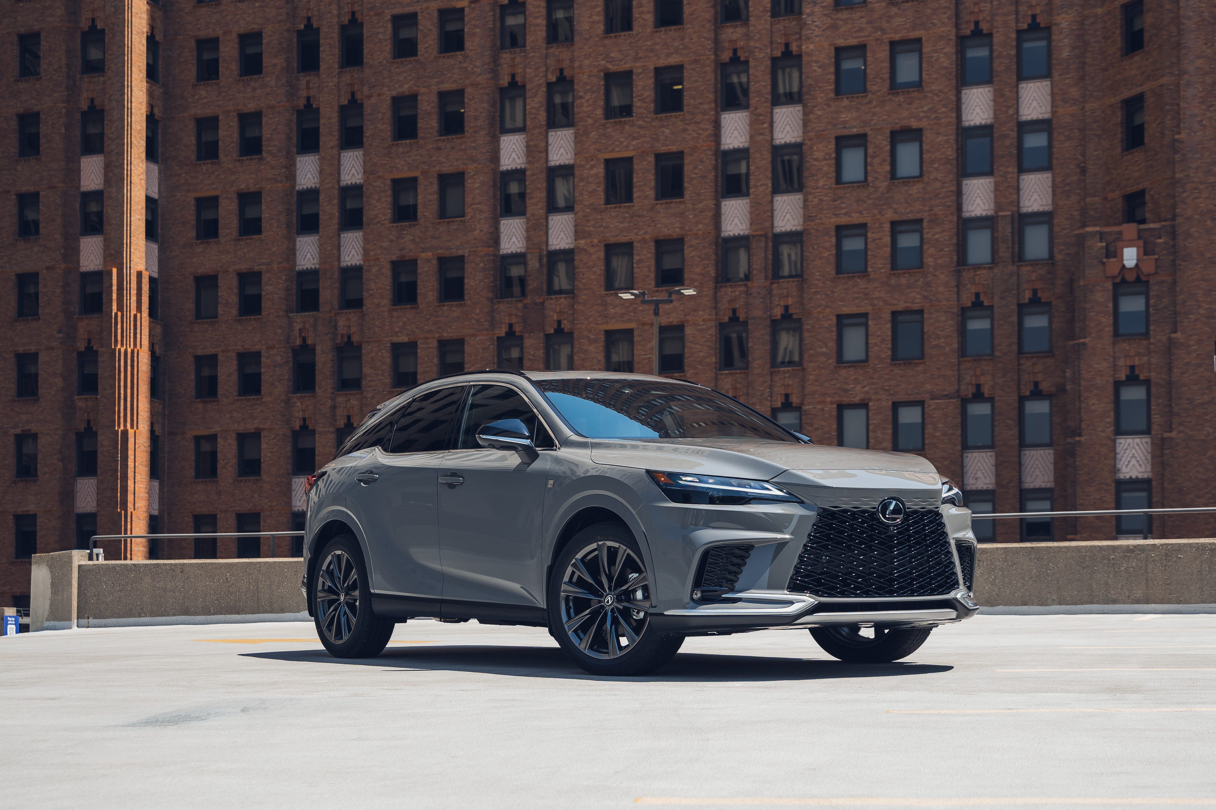 Galeri Foto Eksterior Lexus RX350h F Sport 2026, Tampil Lebih Tajam dengan Aksen Sporty