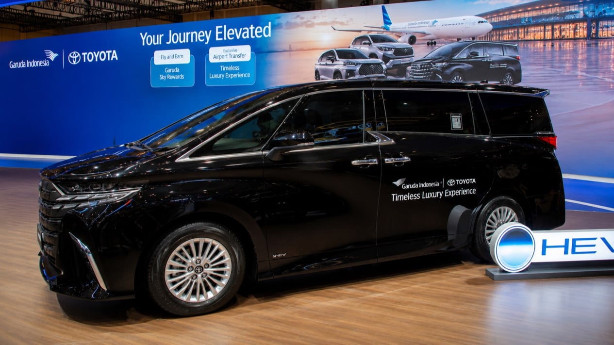 Toyota Ajak Penumpang Garuda Indonesia Rasakan Alphard Hybrid EV, Ini Tujuannya