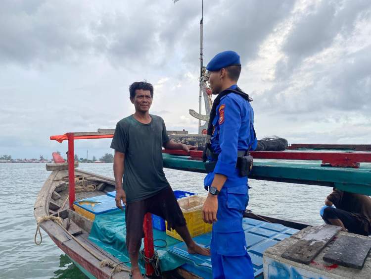 Ditpolairud Bengkulu Sambangi Nelayan Muara Dua, Ingatkan Wajib Pakai Life Jacket saat Melaut