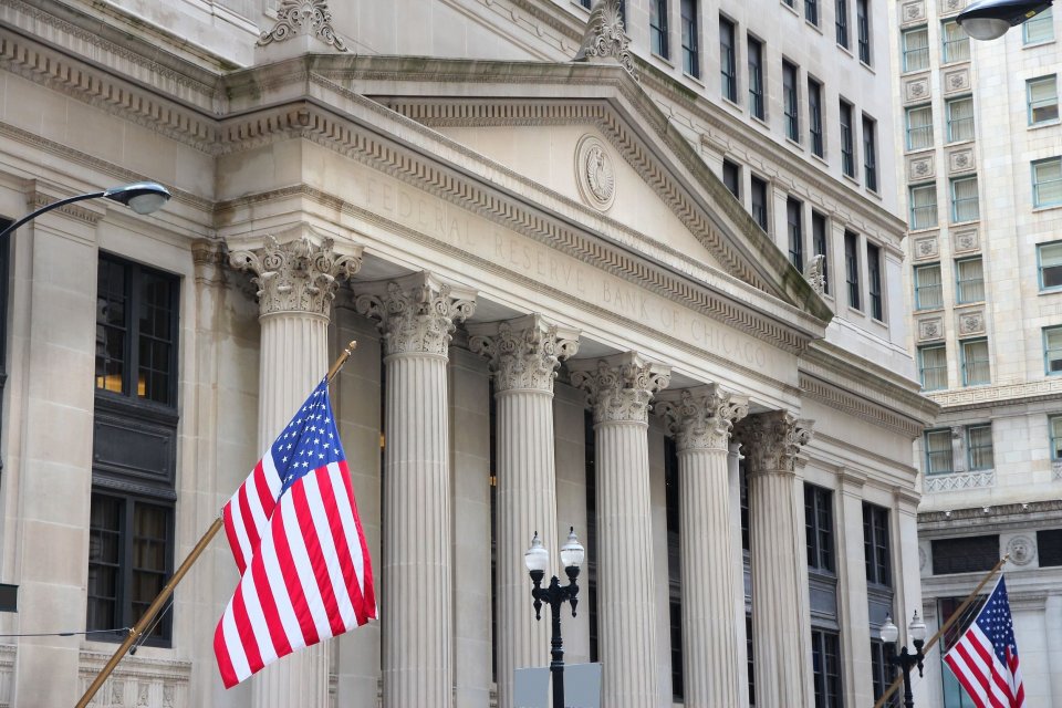 Perang Iran dan Investasi AI Bikin Inflasi AS Bandel, Pejabat The Fed Kembali Desak Suku Bunga Naik