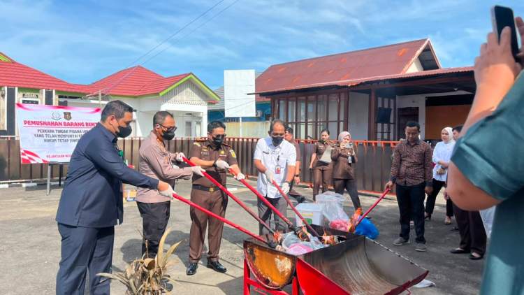 Kapolres Mukomuko AKBP Riky Crisma Wardana Hadiri Pemusnahan Barang Bukti Perkara Inkracht di Kejaksaan Negeri