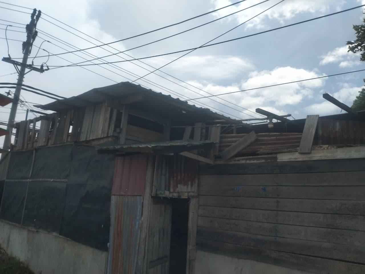 Angin Kencang di Aceh Besar Rusak Atap Ruko Semi Permanen di Baitussalam, Satu Keluarga Terdampak