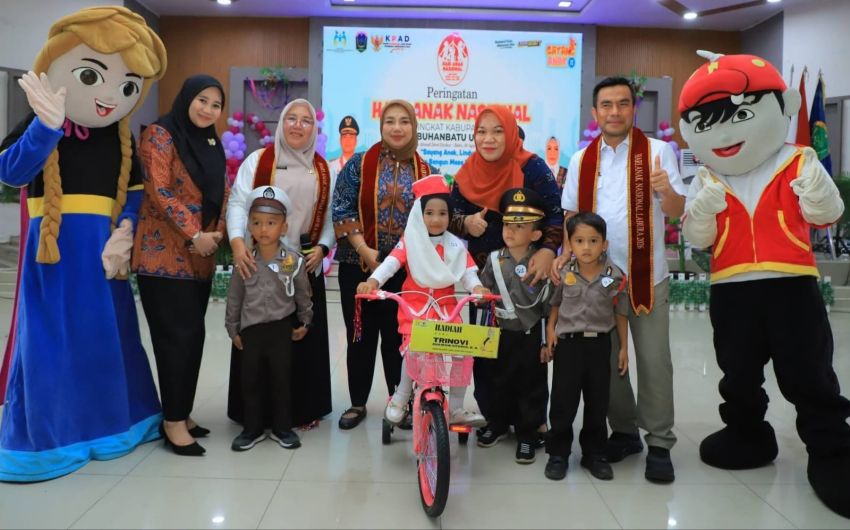 Enam Sepeda untuk Anak Berprestasi di Labura, Anggota DPR RI Novi Sitorus Ingatkan Bahaya Digitalisasi