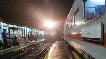 Enam Kereta Api Dihentikan Sementara saat Gempa M 5,2 Guncang Pangandaran, Ratusan Penumpang Terlambat