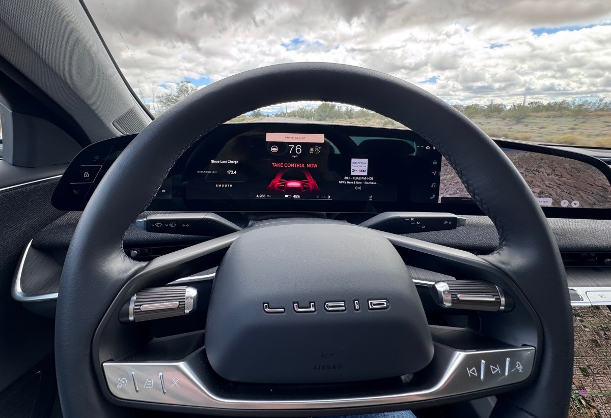 Lucid Tunda Peluncuran EV Murah Cosmos ke 2027, Fokus Robotaxi Uber