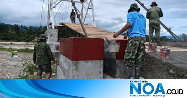 Babinsa Kodim 0108/Aceh Tenggara Gotong Royong Pasang Lantai Jembatan Gantung di Kuta Ujung, Akses Warga Darul Hasanah Segera Terhubung
