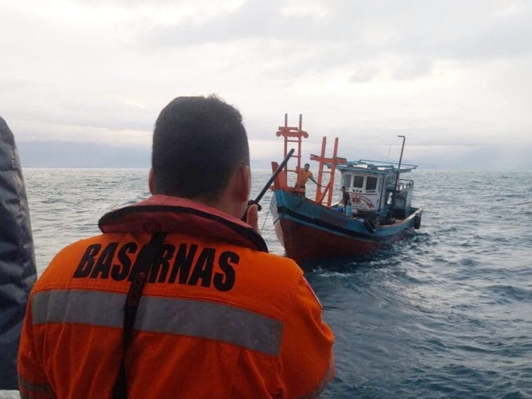 Tim SAR Padang Selamatkan 2 ABK KM Halim Wijaya yang Terombang-ambing Dihantam Badai di Perairan Pariaman