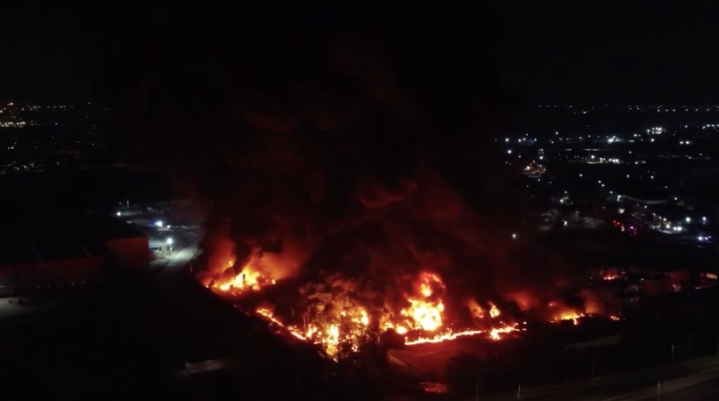 Kebakaran Pabrik Kimia Panimex di Santiago Kembali Terjadi, 300 Petugas Dikerahkan Padamkan Api