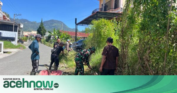 Babinsa Koramil 02/Bebesen Bersama Warga Desa Lemah Burbana Gotong Royong Bersihkan Parit Cegah Banjir