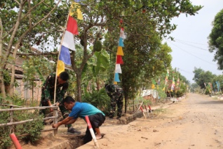 Anggota Satgas TMMD Ke-129 dan Warga Desa Baru Raharja Pasang Bendera Merah Putih dan Umbul-Umbul Jelang HUT Ke-81 RI
