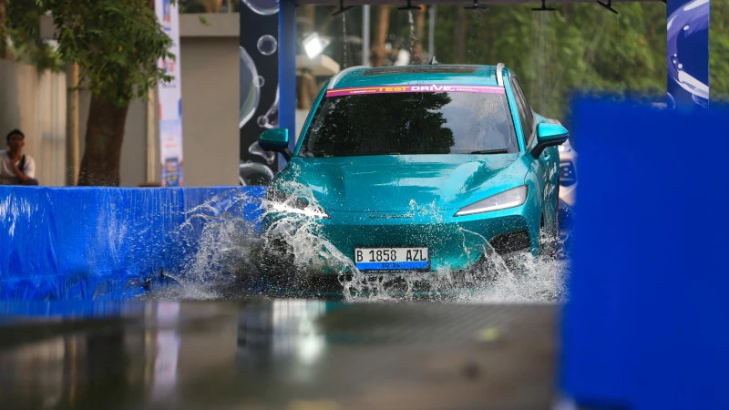 Test Drive Lepas E4 EV dan L8 PHEV di GIIAS 2026, Pengunjung Buktikan Langsung Ketangguhan Mobil Listrik
