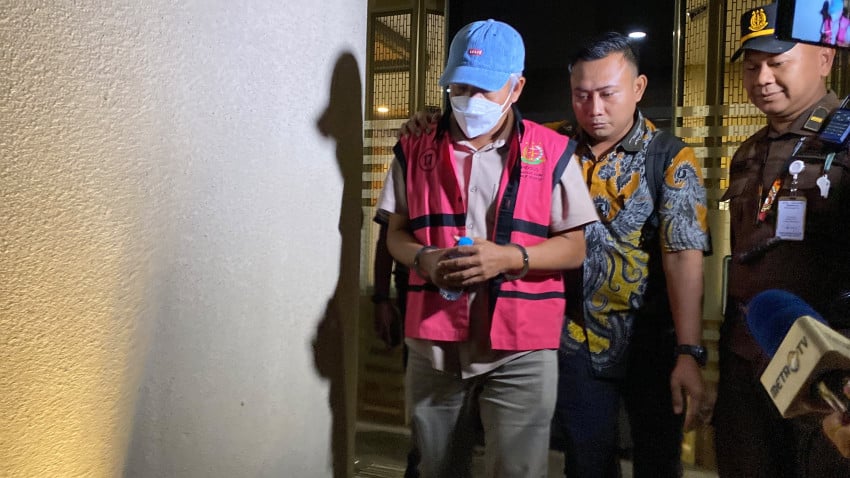 Tim 9 Kejagung Rampungkan Pemeriksaan Tersangka TPPU, Nurman Herin Bungkam saat Digiring ke Mobil Tahanan