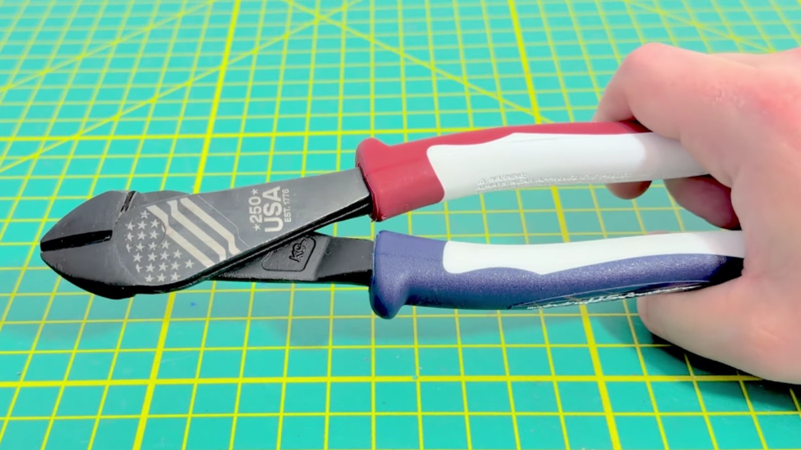 Klein Tools Rilis Tang Limited Edition Peringati 250 Tahun Kemerdekaan AS, Warna Merah Putih Biru