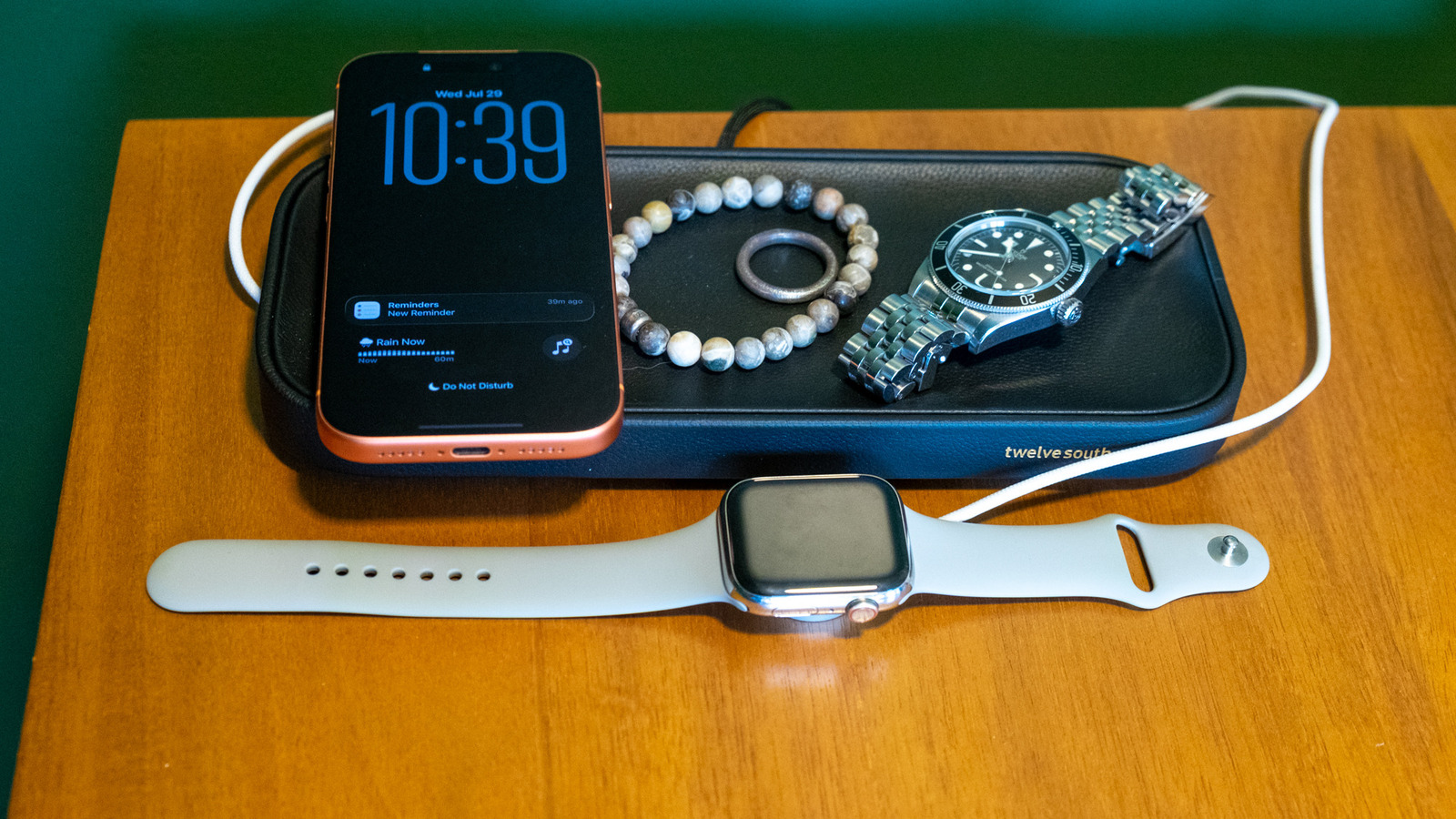Twelve South Valet Mini Dirilis, Charging Pad Kulit 25W untuk Meja Sempit