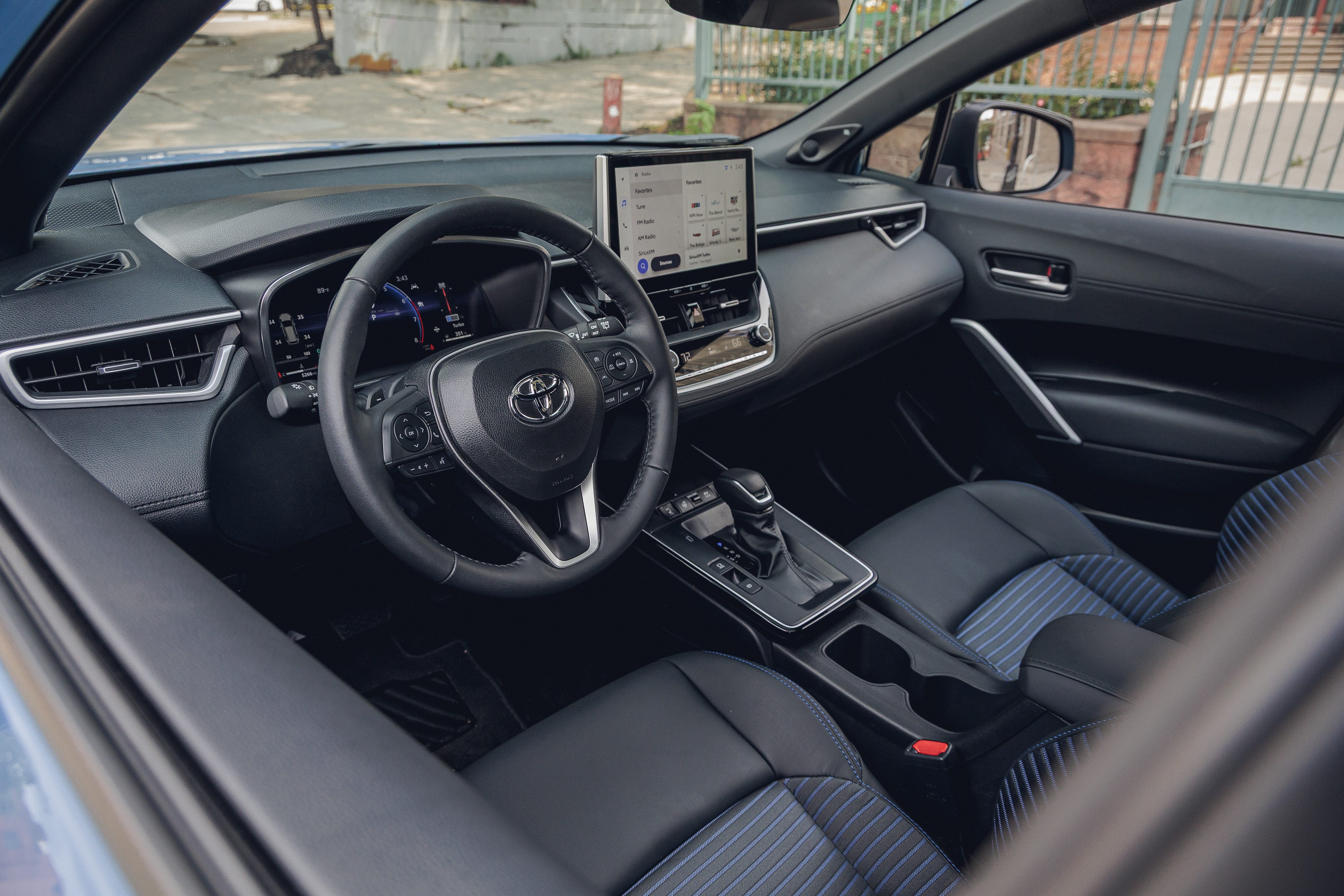 Intip Kabin 2026 Toyota Corolla Cross Hybrid dari Berbagai Sudut