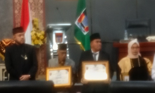 Doktor UNP dan Pin Emas Kota Padang untuk Buya Syamsul Akmal, Pemimpin Pesantren yang Menanggung Gratis 200 Santri