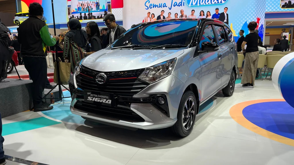 New Daihatsu Sigra R Meluncur di GIIAS 2026, Warna Two-Tone dan Head Unit Android Auto Jadi Andalan