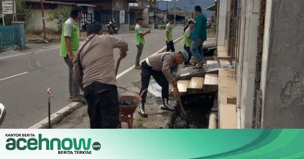Polsek Bandar Bener Meriah Gotong Royong Bersama Warga Bersihkan Meunasah An-Nur Jelang HUT ke-81 RI