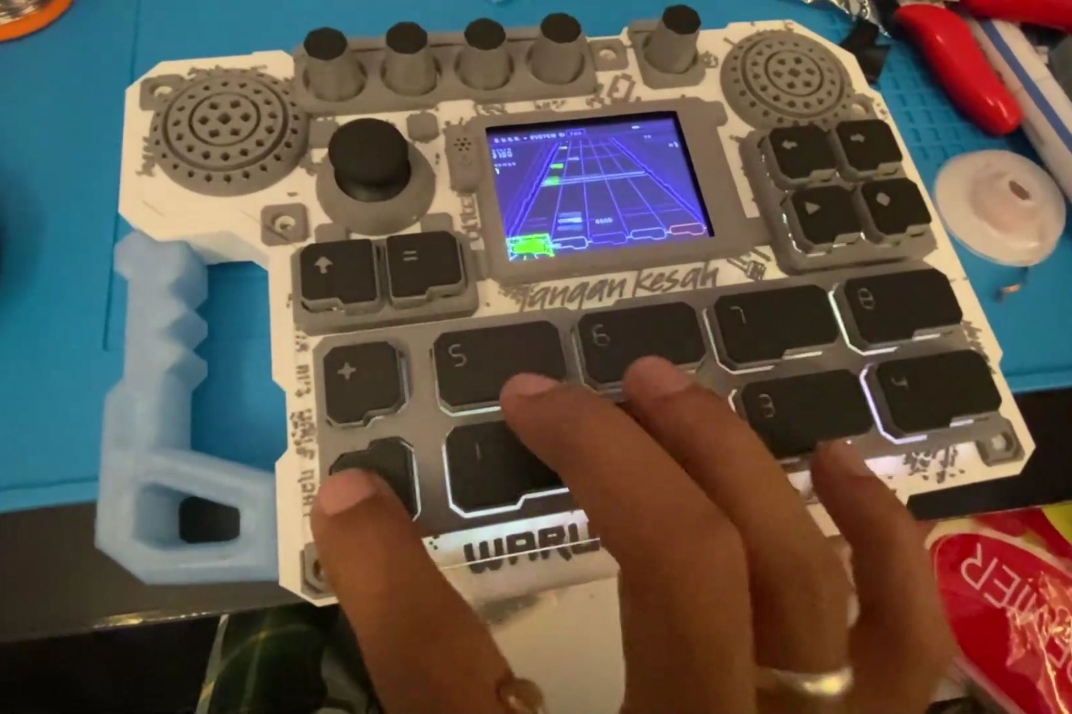 DIY ESP32-S3 Handheld Ini Gabungkan Emulator Retro, Synthesizer FM, dan Controller Guitar Hero dalam Satu Genggaman