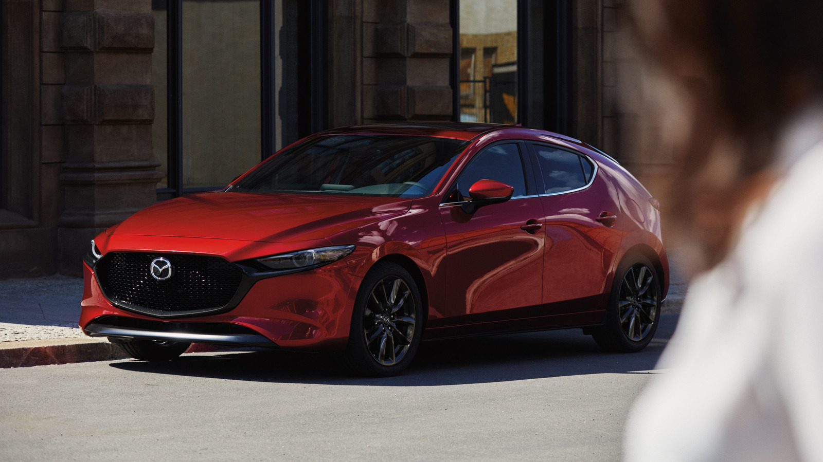 Mazda 3 Delapan Tahun Berumur Laris Manis di Tengah Harga BBM Naik, SUV Justru Merosot
