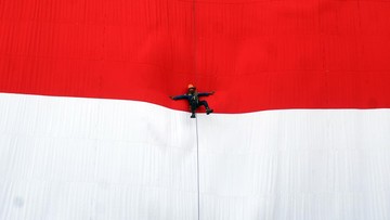 Jelang HUT ke-81 RI, Bendera Merah Putih Raksasa Mulai Dikibarkan di Berbagai Wilayah