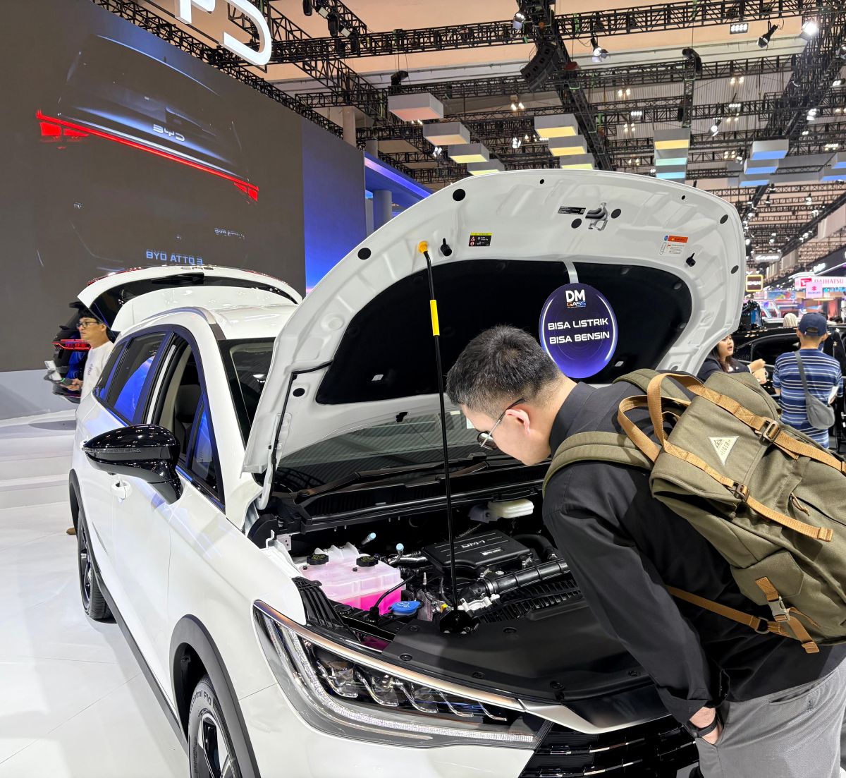 BYD M6 DM Resmi Mengaspal di Indonesia, Mobil Listrik yang Bisa Diisi Bensin