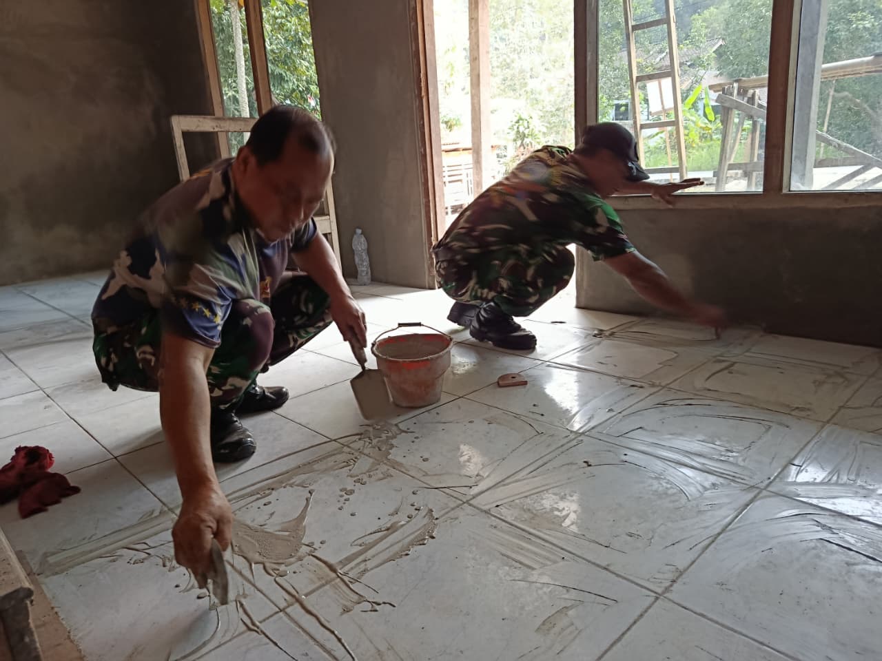 Finishing Keramik Rumah Warga di Semarang Dikebut Satgas TMMD ke-129, Begini Prosesnya